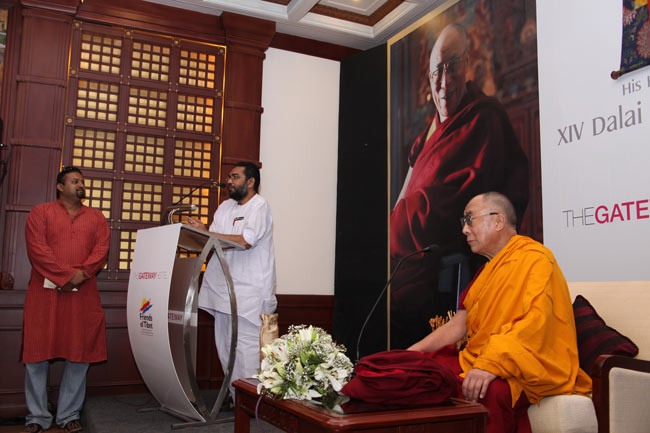 Prof KS Radhakrishnan (Former Vice Chancellor of Kalady Sanskrit University) welcomes His Holiness the XIV Dalai Lama to Kochi on September 04, 2010 during a Friends of Tibet private audience.
