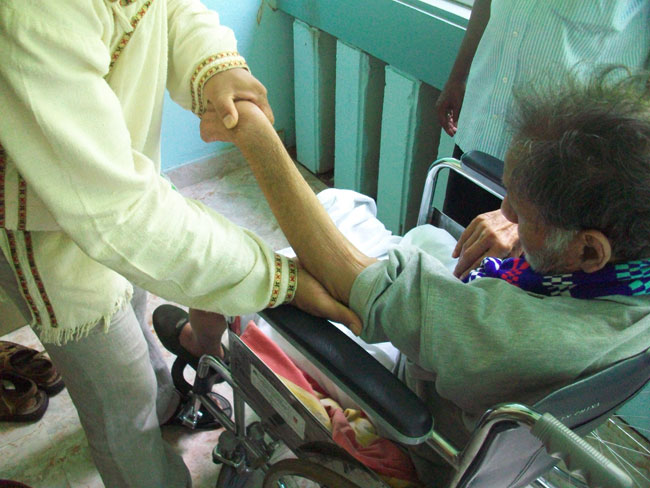A Hand in Need: A paralysed person is being examined by a Tibetan doctor during the 9th Men-Tsee-Khang Tibetan Medical Camp organised by Friends of Tibet at Ashirbhavan, Kochi from June 8-11, 2011. (Photo: Friends of Tibet)