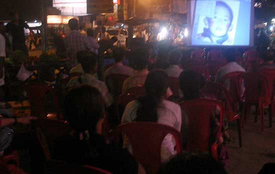 Voice for the Voiceless:</B> Advocate Rashmi (Human Rights Law Network, Kerala), Geo Jose (Narmada Bachao Andolan), Yesudasan (Political Cartoonist), Appu Jacob John (Friends of Tibet) and Anoop Scaria (Kashi Art Gallery)