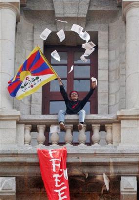 Tenzin Tsundue protest in Bangalore