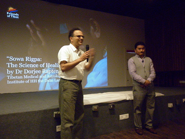 Prof BK Chakravarthy, Head of Industrial Design Centre of IIT Bombay proposes Vote of Thanks after the 'Sowa Rigpa, the Science of Healing' lecture by Dr Dorjee Rapten Neshar, Chief Medical Officer, Men-Tsee-Khang, the Tibetan Medical and Astrological Institute of His Holiness the Dalai Lama at IIT Bombay on November 26, 2013. The event was jointly organised by Friends of Tibet and Industrial Design Centre, IIT Bombay. (Photo: Friends of Tibet)