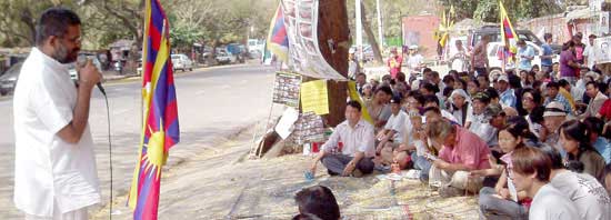 Sethu Das addressing a hunger-strike organised by Tibet Solidarity Committee in New Delhi in April 2008 to protest the Chinese aggression on Tibet. (Photo: Liz Roy)