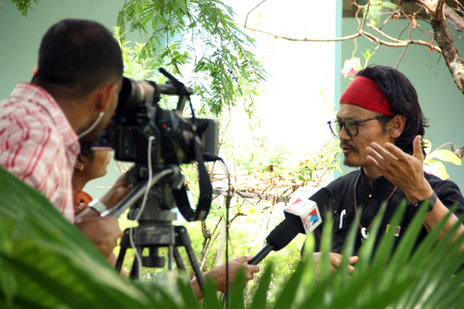 Tenzin Tsundue, Tibetan poet-activist and Friends of Tibet Campaigner speaking to the media during the 28th Wellbeing Tibetan Medical Camp in Kochi organised jointly by the Men-Tsee-Khang and Friends of Tibet Foundation for the Wellbeing from May 8-11, 2013. (Photo: suku.dass@friendsoftibet.org)