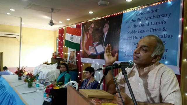 Acclaimed Musician and Founder of Karadi Tales, Prof Narayan Parasuram inaugurates Human Rights Day 2015 events in Mumbai.