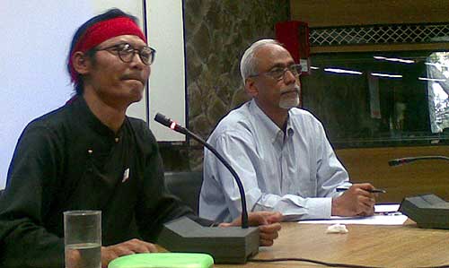 Tenzin Tsundue while speaking at the Tata Institute of Social Sciences (TISS), Bombay on February 15, 2008. <B>Dr S Parasuraman</B>, Director of the institute next to him. - Photos: Rahul Bhatia