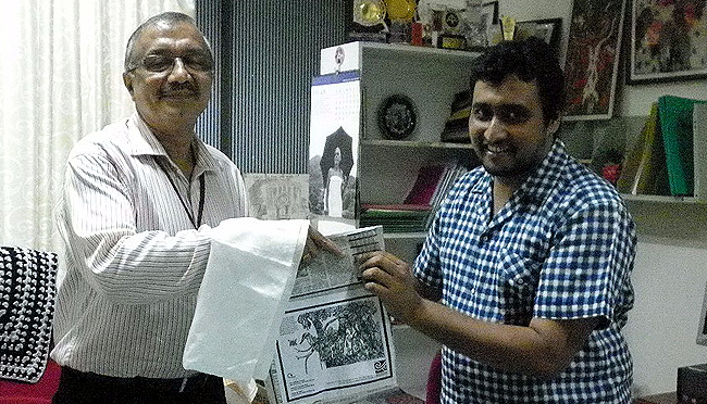 Eswar Anandan, Campaigner, Friends of Tibet presents World Tibet Day kit to Dr M Dinesh, MD, DNB, of Amrita Institute of Medical Sciences, Kochi on July 4, 2015, World Tibet Day.