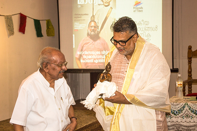 Noted political cartoonist and one of the contributors to 'Indian Cartoonists on Tibet', Yesudasan presents a Buddha Statue to Tushar Gandhi.