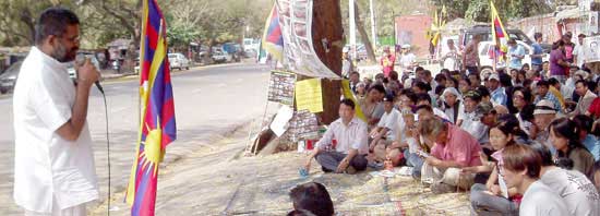 Sethu Das addressing a hunger-strike organised by Tibet Solidarity Committee in New Delhi in April 2008 to protest the Chinese aggression on Tibet. (Photo: Liz Roy)