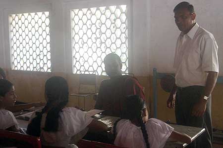 Ravindra Ranasingha speaking to students at Sree Saddharma Raja Vihara