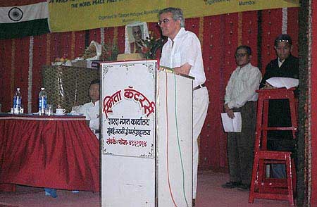 Industrialist and theater personality Vijay M Crishna inaugurates Human Rights observance in Bombay on December 10, 2006