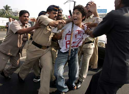 Voice of Tibet: Tibetan protesters being detained by police while trying to stop the Hu Jinato's convoy at Marine Drive in Bombay on November 23, 2006