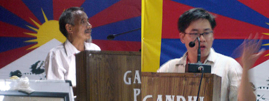 (Left) Shri Lhasang Tsering,</b> former President of Tibetan Youth Congress presents the case of Tibetan Independence during the 'Conference for an Independent Tibet'. (Right) Shri Lawrence Liang, Legal Researcher of Alternative Law Forum presents a legal case for Tibet's Independence. (Photos: Friends of Tibet/Phayul)