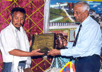 Lhasang Tsering being presented the award by Major General (Retd) Eustace D'Souza