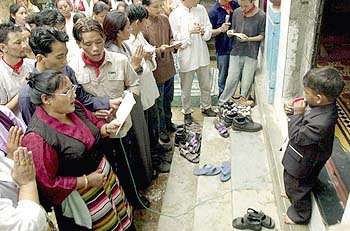 MTRA Members Offer Prayers (Photo: Reuters)