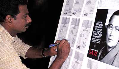 VJ Jose (Campaigner, Greenpeace) signs the Protest Card