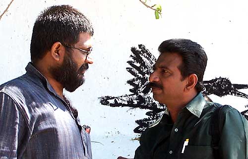 VJ Jose (Right) with Sethu Das during a campaign at Cochin, Kerala. (Photo: Kashi Art Cafe)